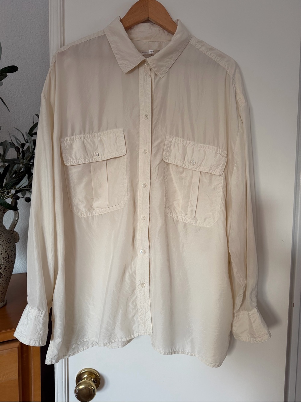 Banana Republic Light Cream Button-Up silk Shirt with Chest Pockets XXL